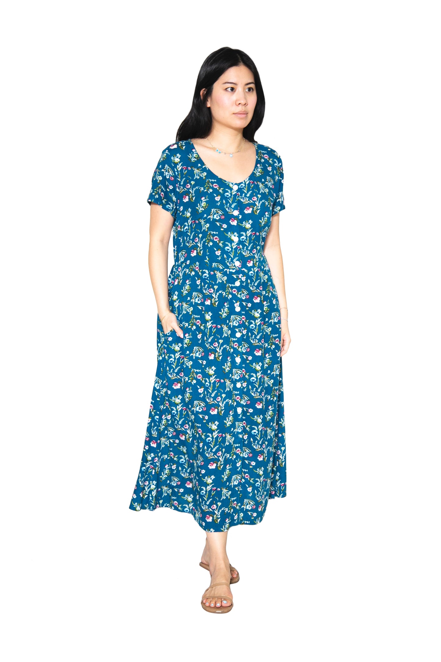 Vestido verde azulado con botones en la parte delantera